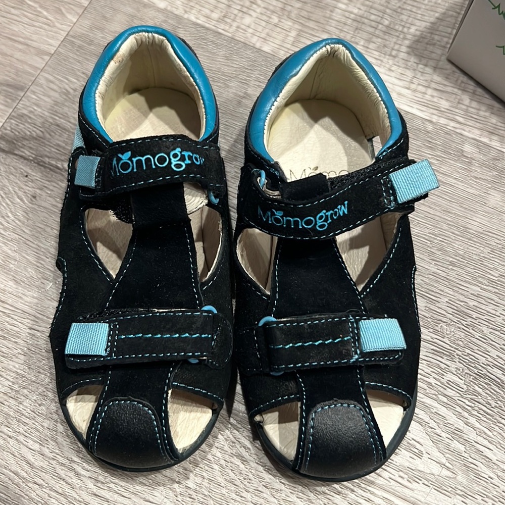 Mono grow sandals